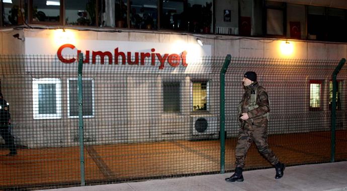 Cumhuriyet Gazetesi önünde Charlie Hebdo gerginliği!