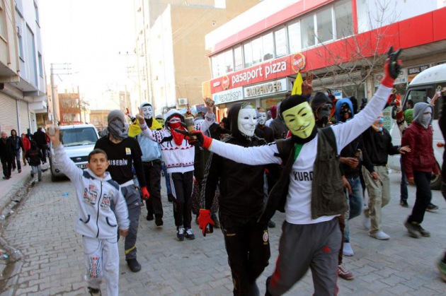 Mardin'de polise taş ve havai fişeklerle saldırdılar