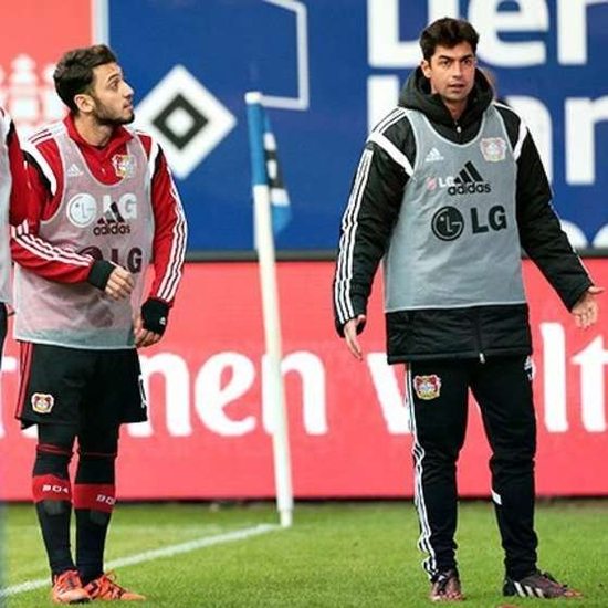 Çalhanoğlu'na bardak attılar!