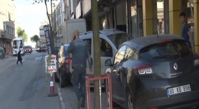 Kaldırımda yer kalmadı yoldan yürüdü canından oldu