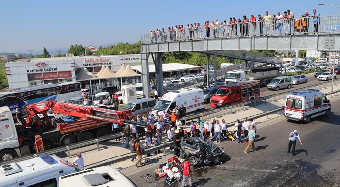 Otomobil iki TIR'ın arasında sıkıştı: 2 ölü