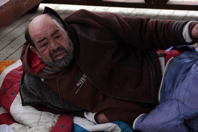 Soğuktan donarak ölen arkadaşına son defa baktı!