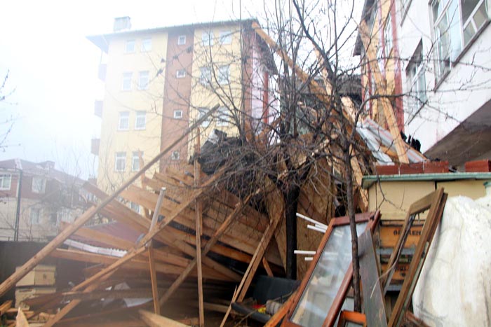 Fırtına İstanbul'u felç etti, köprü çöktü, çatı uçtu, tekne battı!