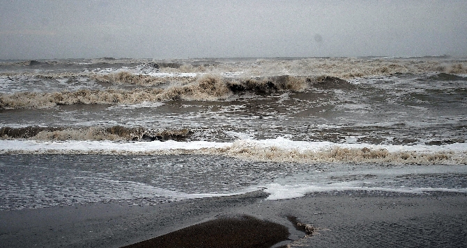 Belek'i yağmur ve fırtına vurdu