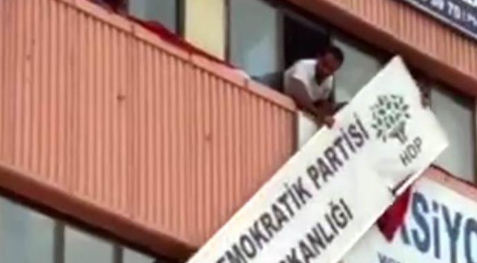 Konya'da HDP İl Başkanlığı tabelası söküldü