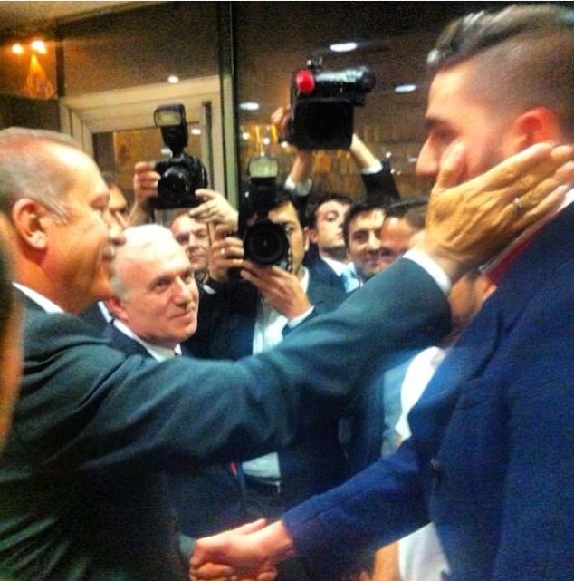 İdo, Başbakan Erdoğan'a dövmelerini gösterdi