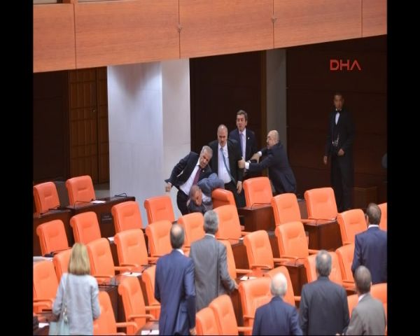 Meclis'te yumruklu kavga!