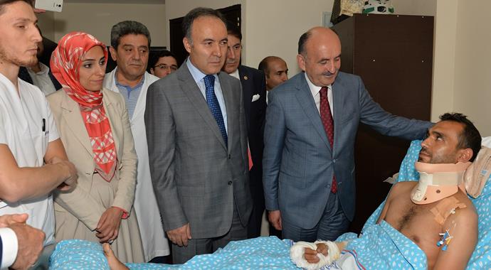 Bakan Müezzinoğlu yaralı asker ve polislerin yanında