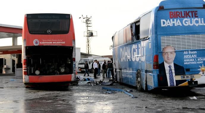 Seçim otobüsü dinlenme tesisine daldı: 3 yaralı