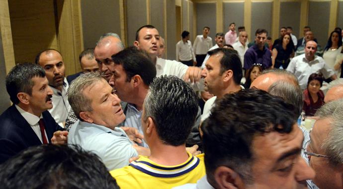 AK Parti iftarında eski vekil belediye başkanı ile tartıştı