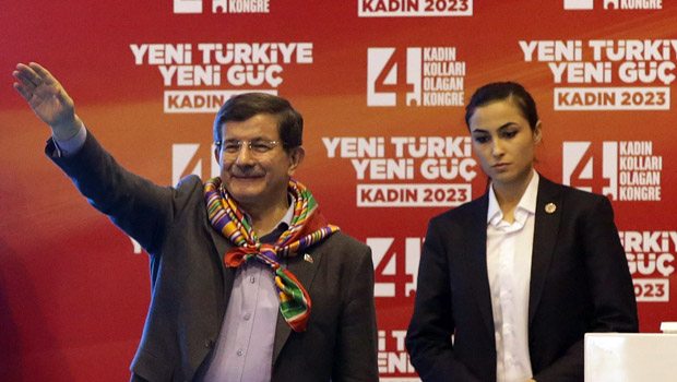 Başbakan Davutoğlu'nu kadınlar korudu