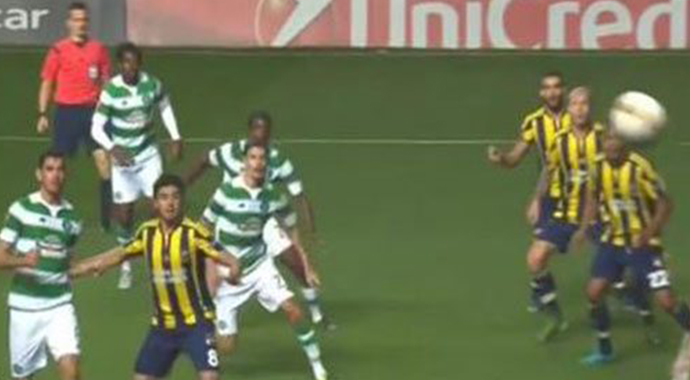 Fenerbahçe'de stoperler seyrediyor rakip bomboş atıyor!