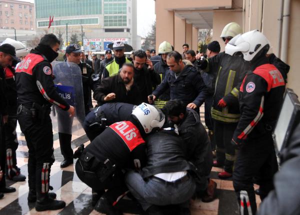 Gaziantep Valiliği önünde döner bıçaklı eylem