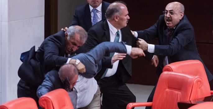 'Meclis'te silahlı vekil vardı'