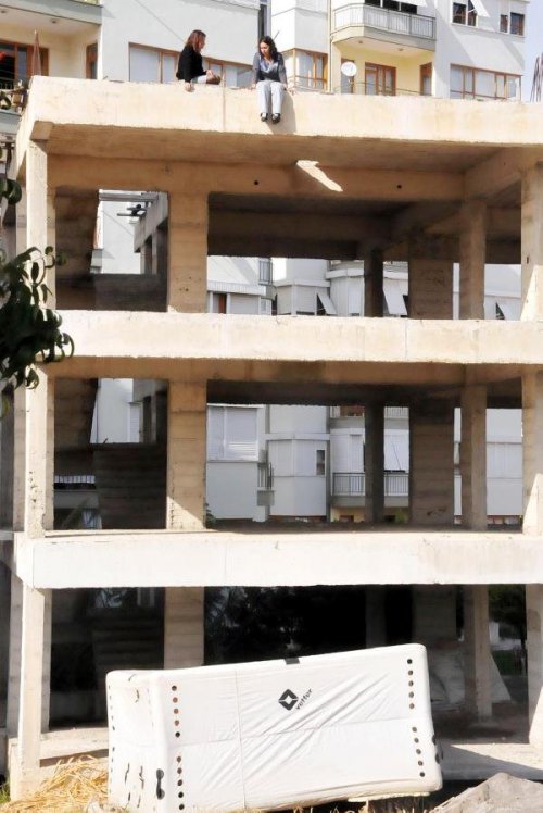 Korku dolu anları çay içerek ve gülerek izlediler!