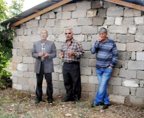 Korku dolu anları çay içerek ve gülerek izlediler!