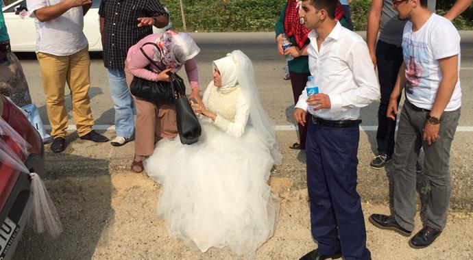 Gelinliğiyle ambulans bekledi