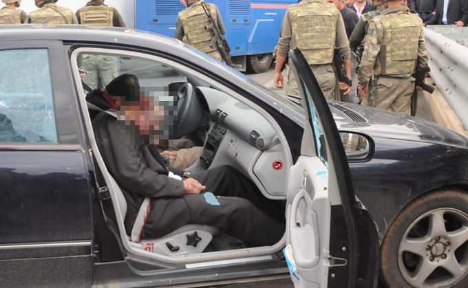 Eski başkan ve oğluna arabada infaz
