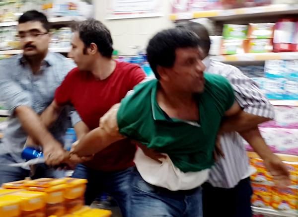Markette arabası kavgası!
