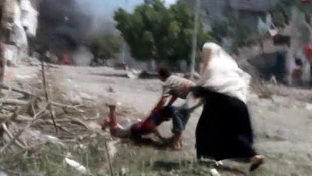 Vurulan oğlunu kurtarmak için çatışma alanına girdi