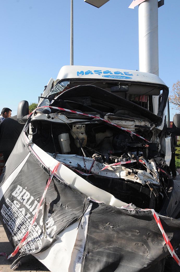 İşçi midibüsü ile minibüs çarpıştı: 29 Yaralı
