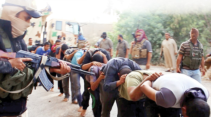 IŞİD ölüm saçıyor, 1700 polisi kurşuna dizdi