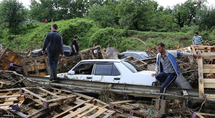 D-100 karayolu sel nedeniyle ulaşıma kapandı
