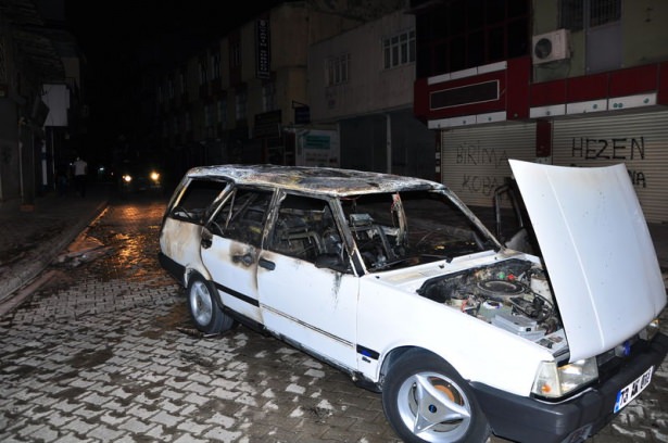 Gazi Mahallesi'nde silahlarla terörü kınama eylemi