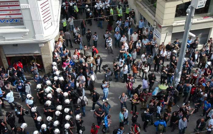 İstiklal Caddesi'nde toplanan kalabalığa müdahale
