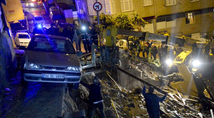 Kuvvetli fırtına İstanbul'da tarfik kazalarına neden oldu