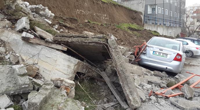 İstinat duvarı otomobilleri üzerine çöktü