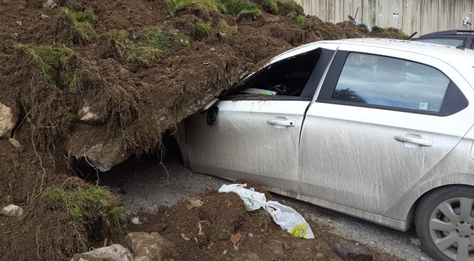 İstinat duvarı otomobilleri üzerine çöktü