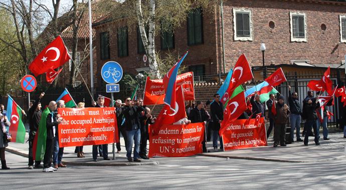 Türkler Ermenileri büyükelçiliğe yaklaştırmadı