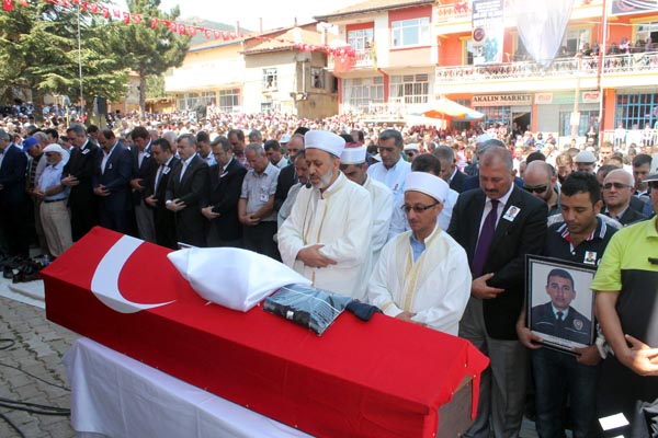 Şehit tabutunda yürek yakan detay!