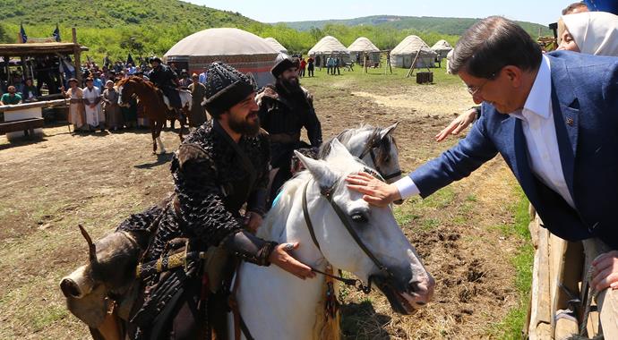 Davutoğlu Diriliş'in setinde bakın ne yaptı?