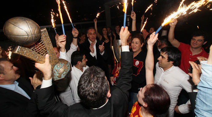 Galatasaraylılar eğlenceye 3 kupa ile gitti