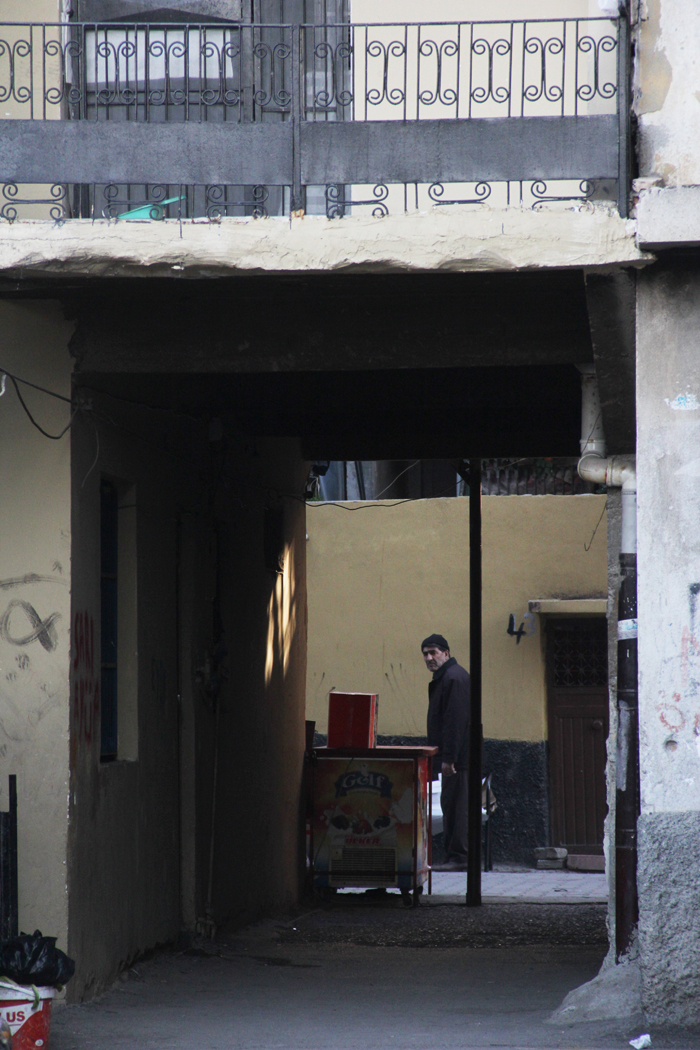 Bu evin altından yol geçiyor