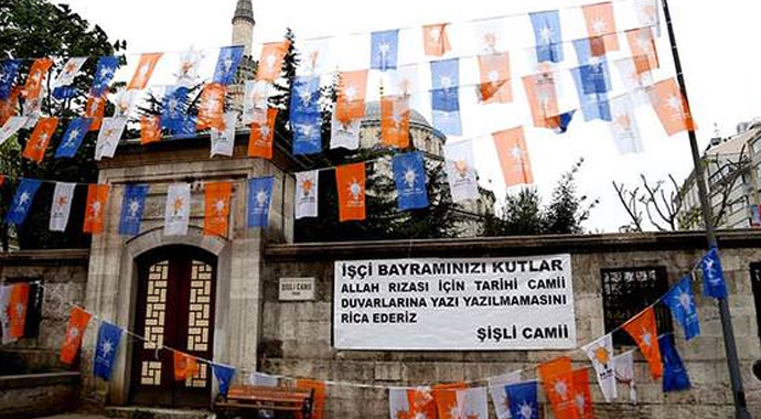 Şişli Camii'nde 1 Mayıs pankartı