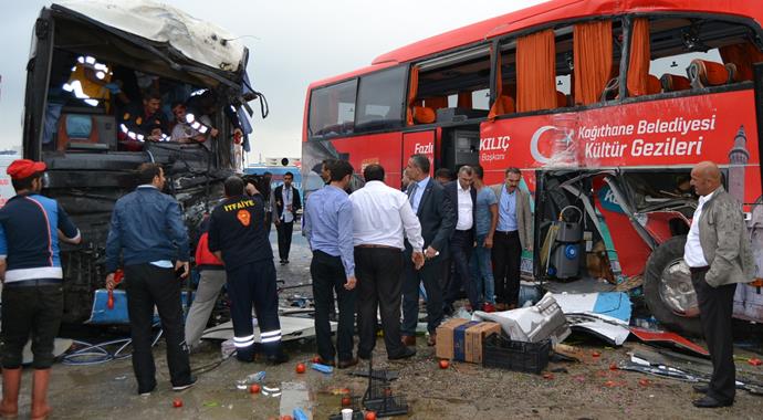 Seçim otobüsü dinlenme tesisine daldı: 3 yaralı