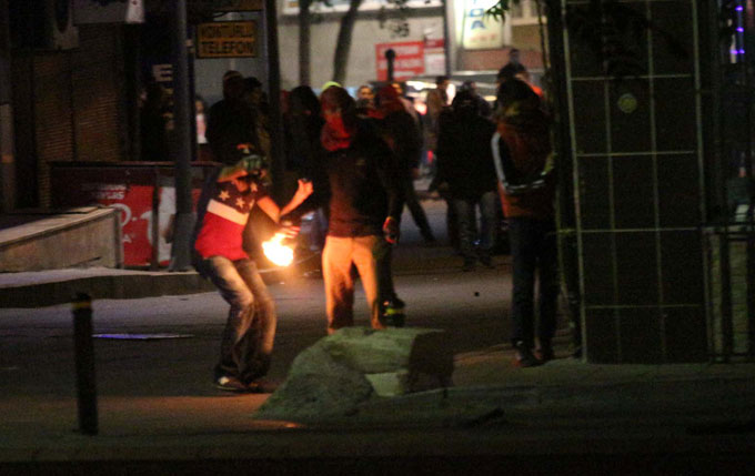 Okmeydanı'nda polise bomba attılar!