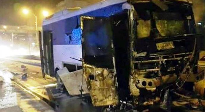 PKK'lılar çevik kuvvet midibüsüne roketatarla saldırdı