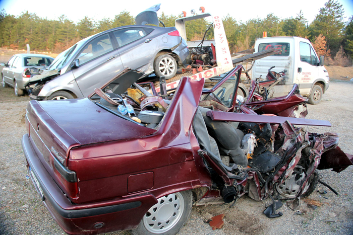 Kastamonu'da arabalar çarpıştı, 4 ölü 2 yaralı var - detay