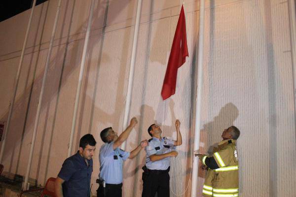İzmir'de Türk Bayrağını indirme girişimi