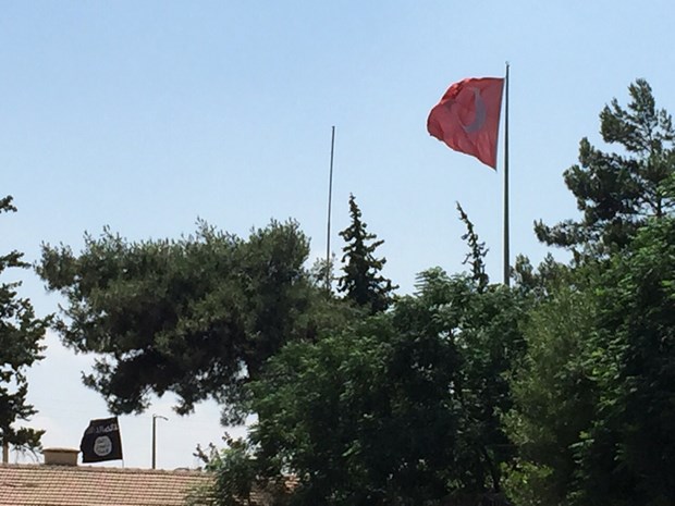 Türk ve IŞİD bayrakları karşı karşıya