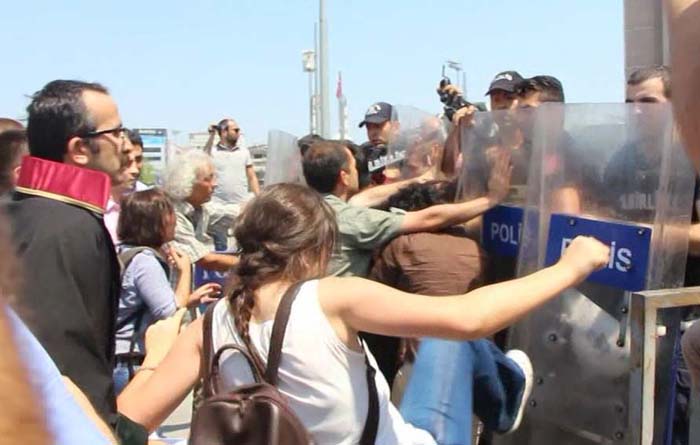 DHKP-C'nin avukatı, şehidi savunan vatandaşı böyle tekmeledi