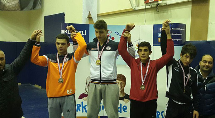 İBB'nin yıldız güreşçileri madalyaları topladı