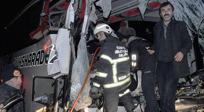 Kırıkkale-Samsun Karayolu'nda feci kaza: 2 ölü, 13 yaralı