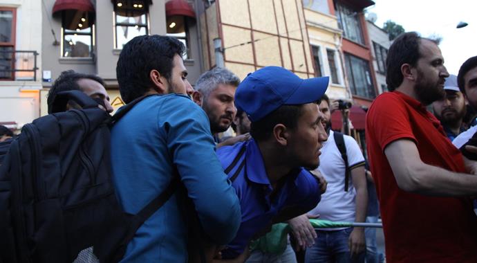 Taksim'de korsan gösteriye polis müdahalesi