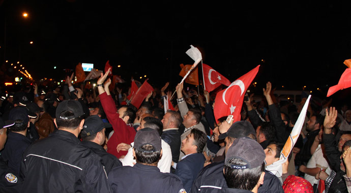 Vatandaşlar Başbakan Erdoğan'ın yolunu kesti