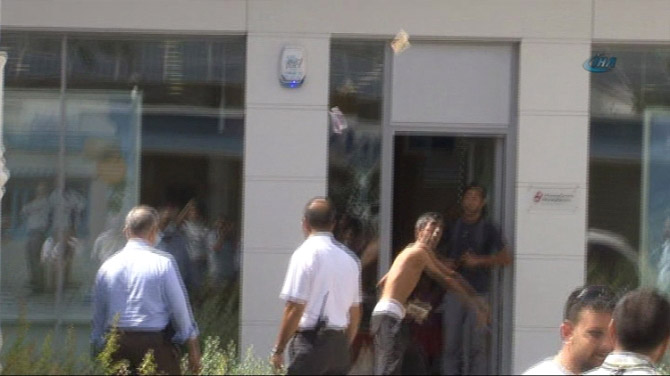 İzmir'de dehşet! Aile boyu baltalı banka baskını...